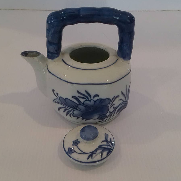 Nantucket Teapot with cream w/blue square handles, flower - Picture 2 of 3